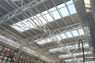Why do steel structure projects need to be supported by standard bars and trusses?