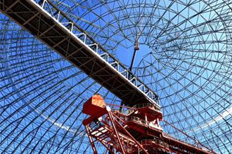 Overall lifting method for space frame installation