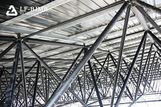 Common problems in the design of space frame structures with bolted ball nodes