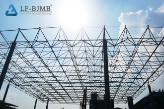 Construction of joint workhouse space frame and light steel structure
