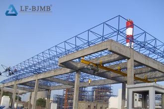 Construction technology of steel space frame integral jacking in an engineering workshop