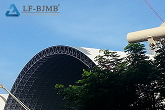 How are steel structures designed for wind resistance?