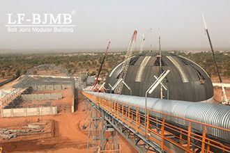 What are the common risks in steel structure installation?
