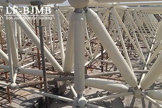 What factors affect the quality of bolted ball space frames?
